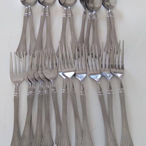 Wesley Forge 32 pcs. Flatware knife Spoons, Dinner Forks - Picture 4 of 11